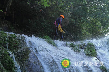 溯溪團建